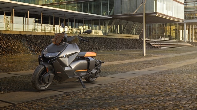 location scooter electrique BMW CE 04 Paris